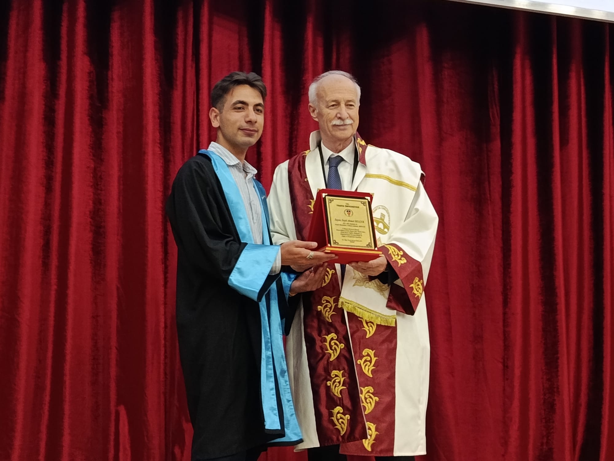 Trakya Üniversitesi Edirne Teknik Bilimler Meslek Yüksekokulu'nun 2025-2026 akademik yılı mezuniyet töreni, Balkan Kongre Merkezi’nde coşkuyla gerçekleştirildi.
